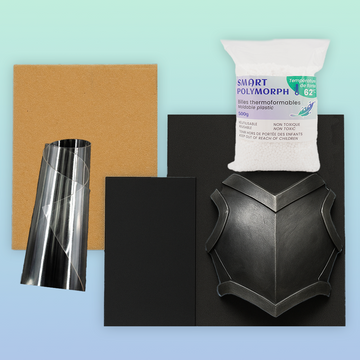 Plaques de Worbla, mousse EVA noire et sachet de Polymorph disposés à plat – matériaux thermoplastiques pour cosplay