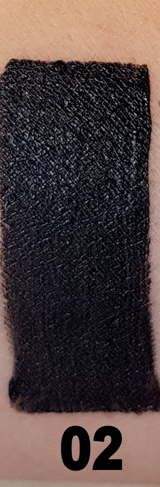 Swatch de la peinture corporelle noire Kiomi AquaCream sur peau claire – rendu mat, couvrant, sans effet de craquelure, pour maquillage cosplay ou FX.