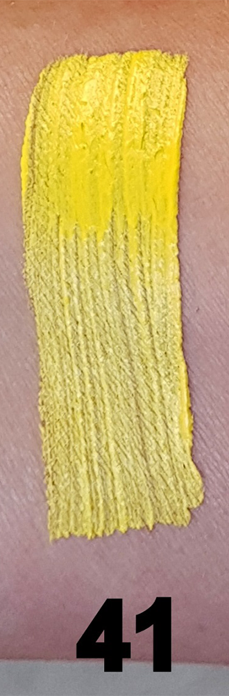 Application du Bodypaint Kiomi AquaCream Jaune (C41) sur la peau, montrant le rendu lumineux et opaque de la peinture corporelle.