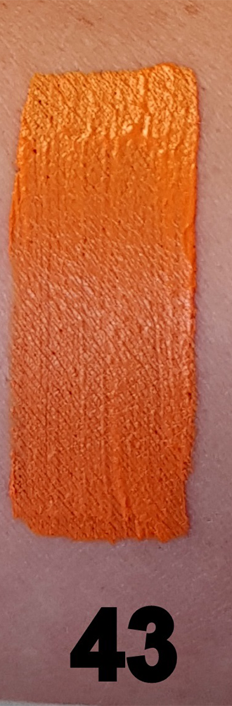Swatch du bodypaint orange Kiomi C43 appliqué sur la peau – texture crème intense, idéale pour maquillage cosplay feu, halloween ou personnages énergiques.
