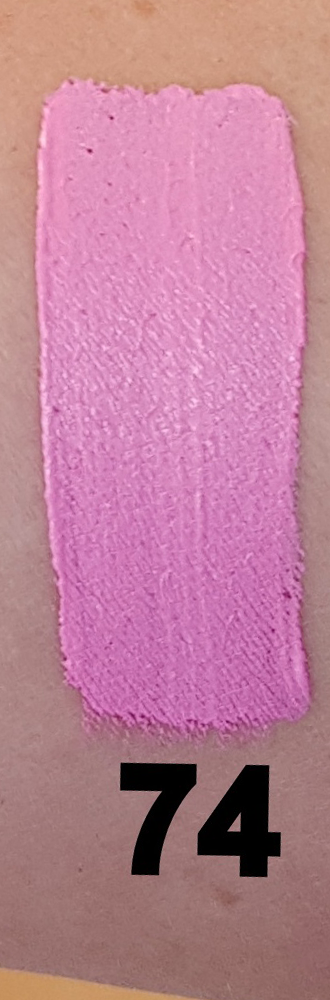 Swatch du bodypaint rose Kiomi C74 appliqué sur la peau – teinte délicate et vive, parfaite pour looks magiques, poupées ou univers pastel.