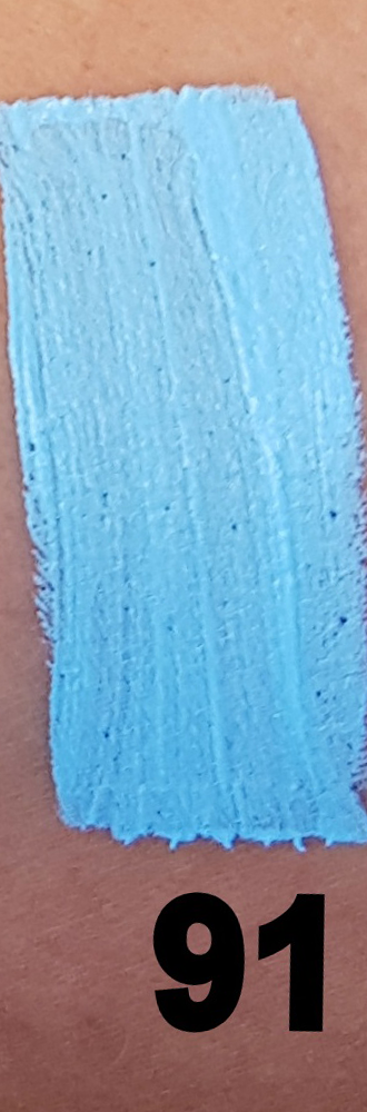 Swatch du bodypaint bleu clair Kiomi C91 appliqué sur la peau – couleur lumineuse et douce, idéale pour effets cosplay féériques ou aquatiques.