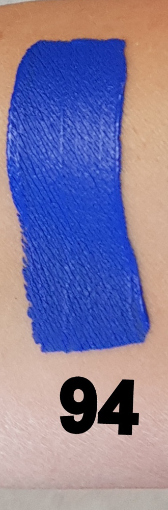 Swatch du Bodypaint Kiomi C94 Bleu foncé appliqué sur la peau – maquillage intense à base d’eau, texture couvrante pour cosplay.