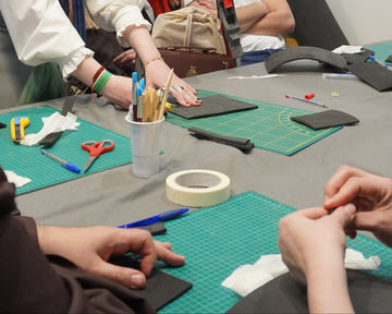 image d'une table avec plusieurs personnes autour entrain de travailler la mousse EVA pendant un atelier