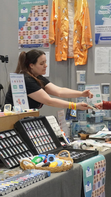 Image de Ohka entrain de gérer le stand  lors d'une convention
