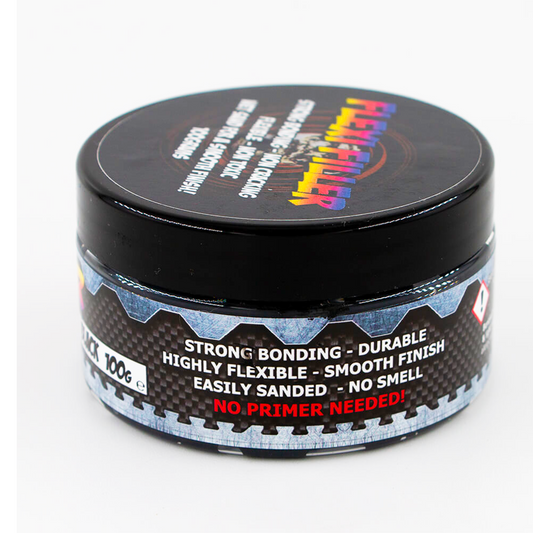 Vue sur le côté du pot de Flexi Filler noir 100g pour cosplay – à base d’eau, super pour combler les trous et imprévues et pour lisser la mousse EVA et le Worbla